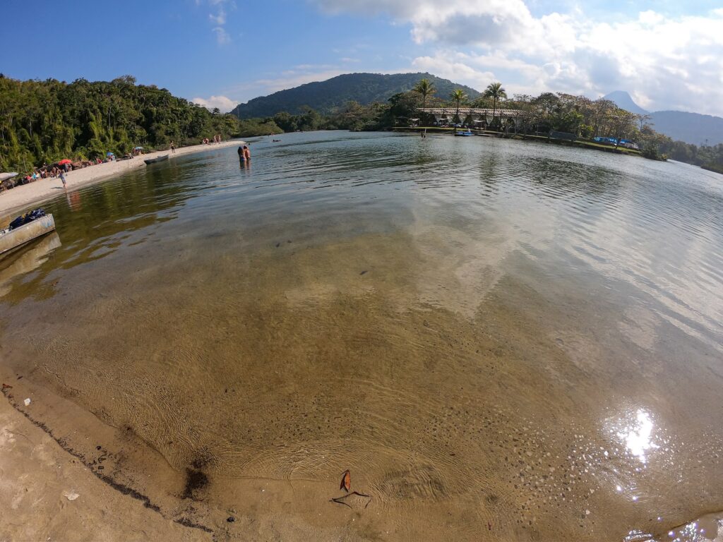 Piscina natural do rio Itamambuca em Ubatuba, com água rasa e margem de areia.