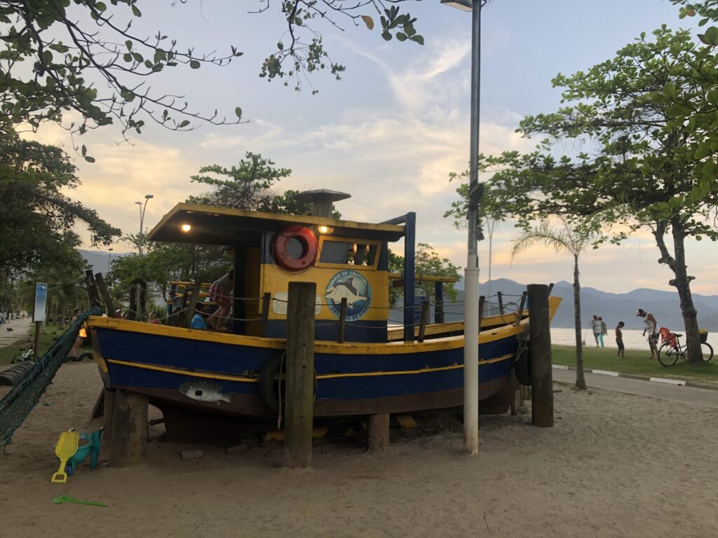 Barco de brincar na praia do Itaguá ao entardecer, Ubatuba