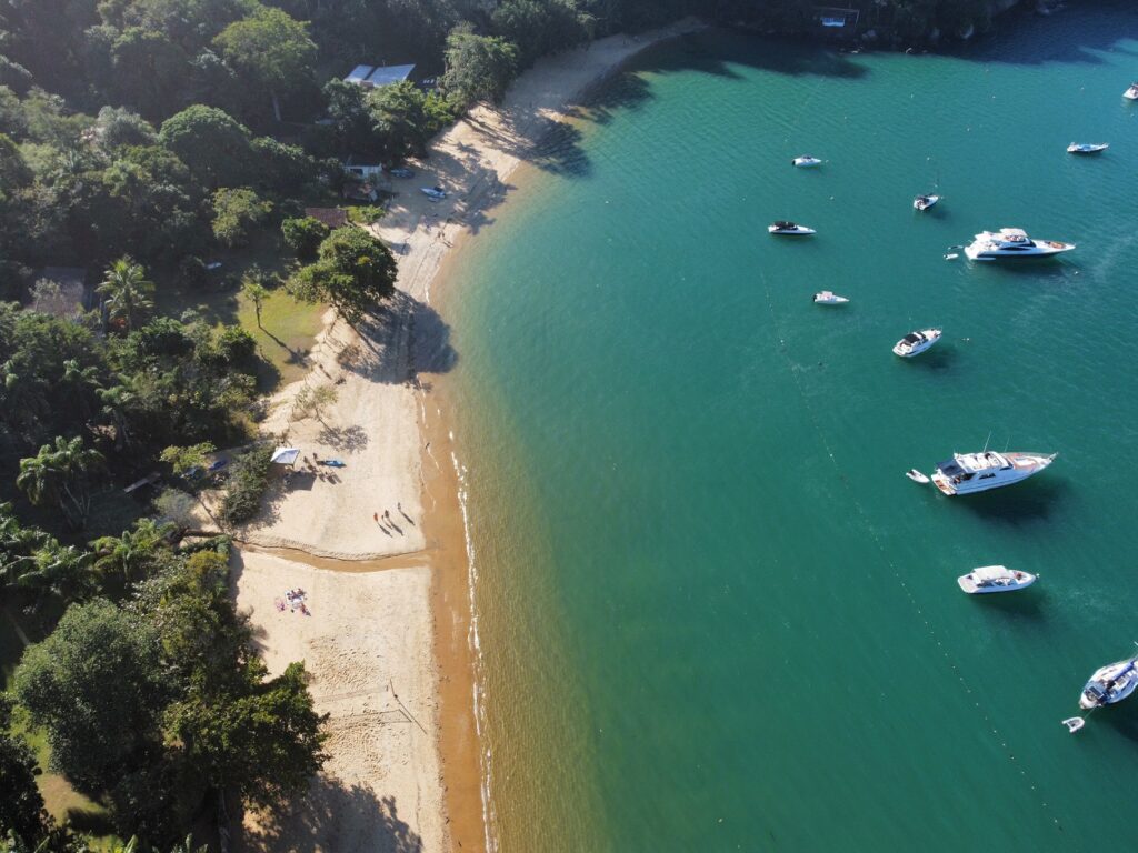 Vista aérea da Praia do Flamengo e da enseada com barcos ancorados